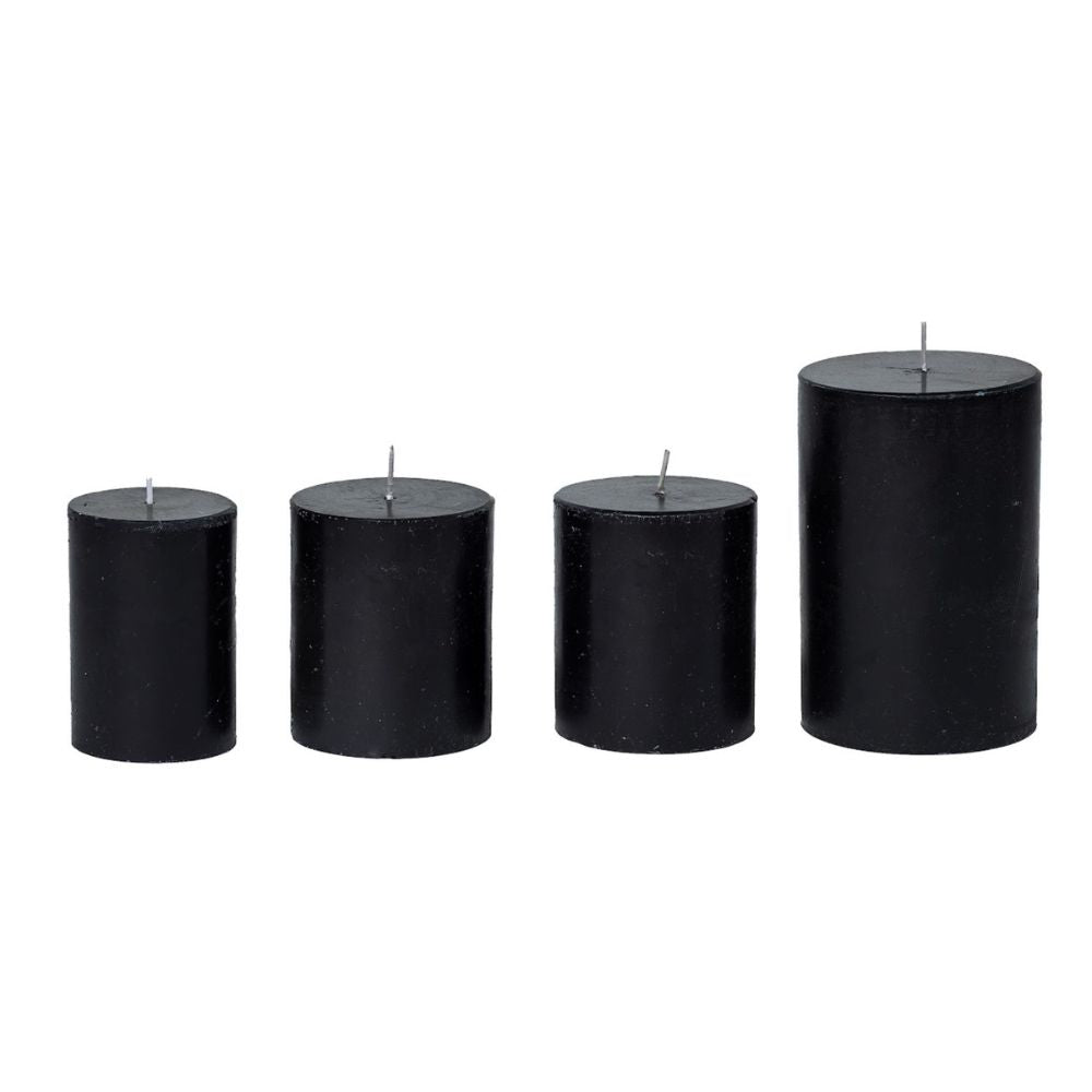 ארבעה נרות גליל שחורים של Fine Lab Home בגדלים שונים, המסודרים זה לצד זה על רקע לבן, מוסיפים מראה אלגנטי כפתרון נרות דקורטיביים לעיצוב הבית.