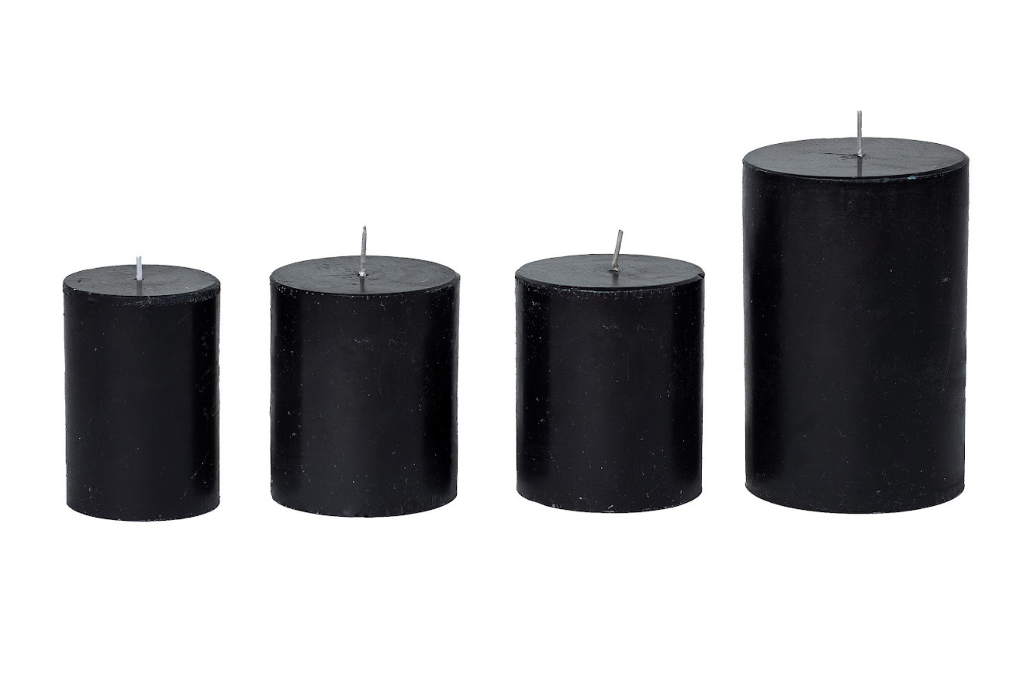 ארבעה נרות גליל שחור מבית Fine Lab Home בגבהים שונים מוצבים זה לצד זה בסדר עולה על רקע לבן.