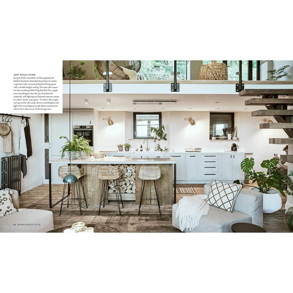 גלו סגנון עכשווי ונעים עם ספר העיצוב scandi rustic של Fine Lab Home — הכולל ארונות לבנים, אי מעץ, צמחים מקורה, חלל לופט ומדרגות, להשראה מושלמת למטבח מודרני ופתוח.