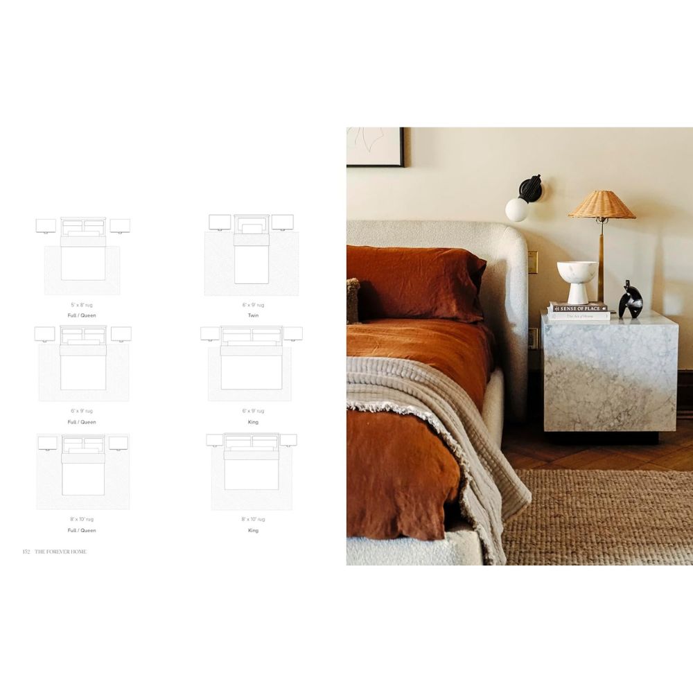 חדר שינה עם מיטה בצבע בז', מצעים בצבע חלודה, שמיכה אפורה ושידת לילה משיש, המעוצב בסגנון ספר העיצוב The Forever Home של Fine Lab Home — כולל תרשימי פריסת מיטות — השראה אידיאלית לעיצוב פנים או מדריך עיצוב הבית.