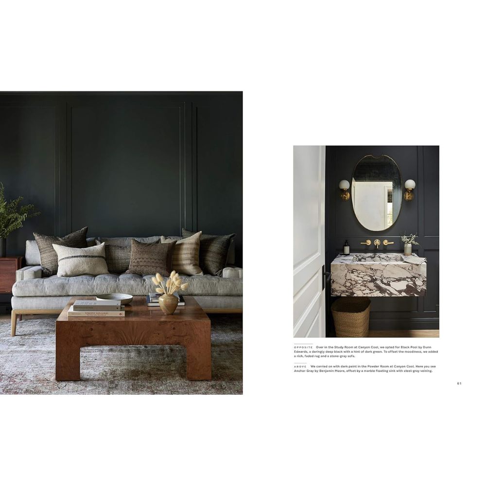משמאל: סלון בגוונים ניטרליים עם ספה אפורה, כריות מעוצבות ושולחן קפה מעץ בהשראת ספר העיצוב של Fine Lab Home. מימין: חדר אמבטיה קטן עם כיור שיש וקירות כהים — מחווה לעיצוב ביתי מסוגנן.