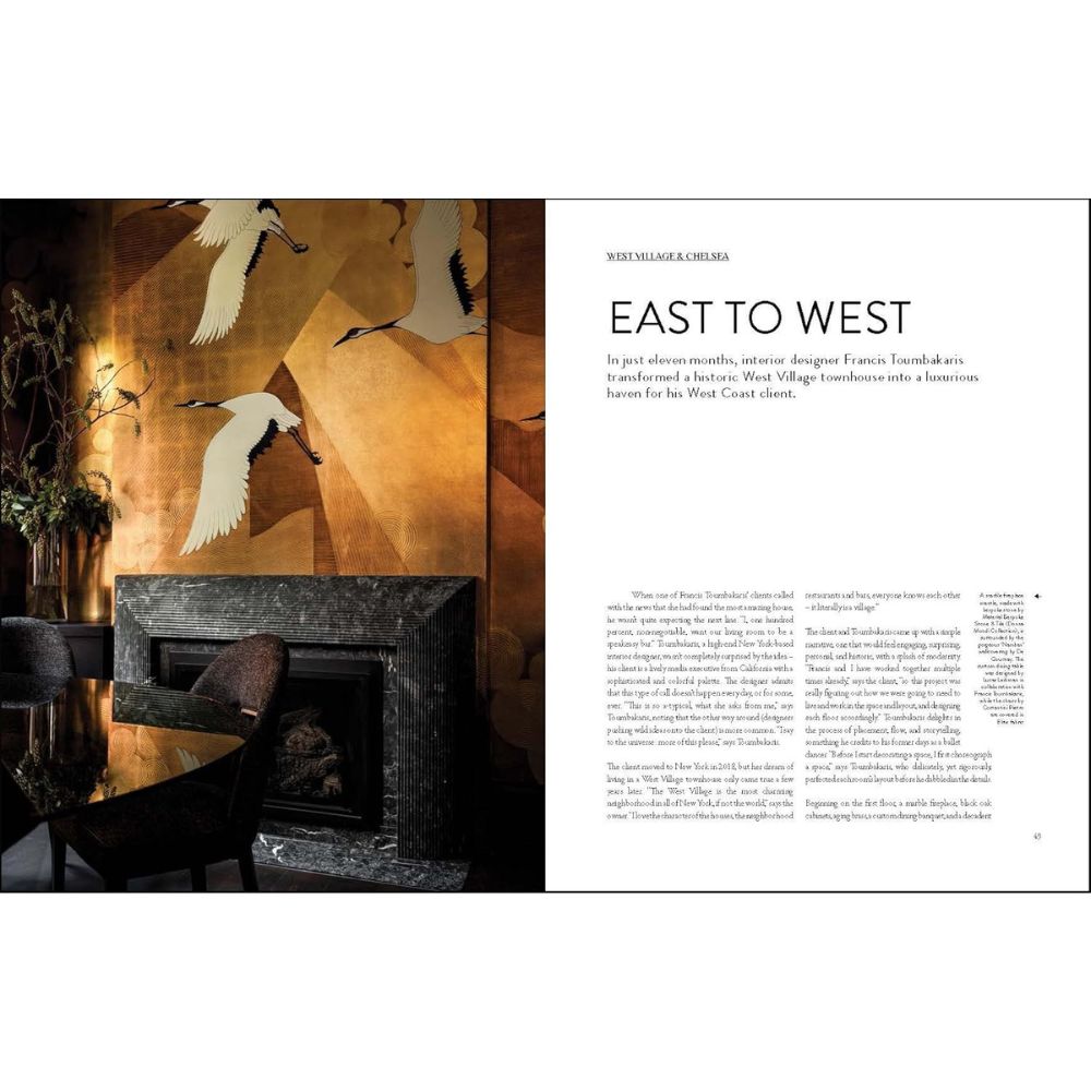 כתבה במגזין המציגה חדר עם ציור קיר דקורטיבי של עגורן ואח משיש שחור, בהשראת ספר העיצוב New York Interiors מבית Fine Lab Home, עם מאמר שכותרתו East to West מימין.