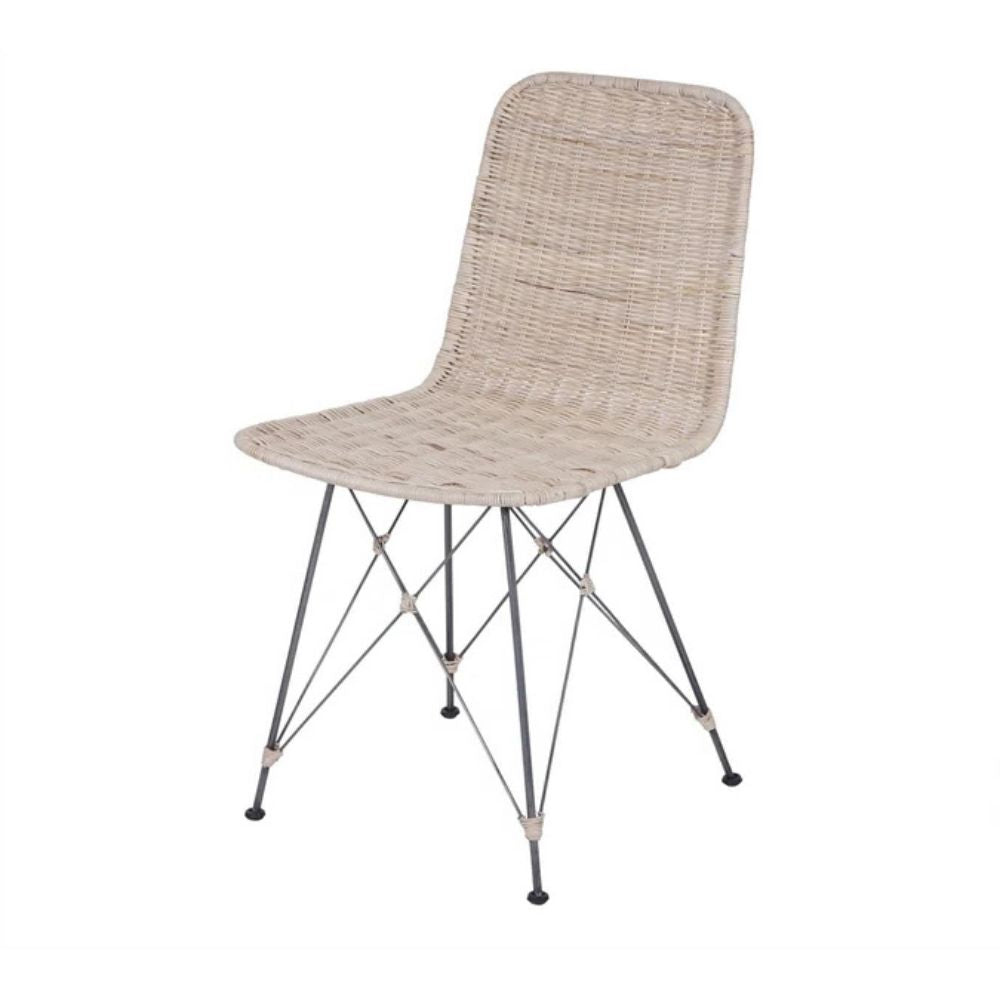 The Fine Lab Home כיסא אוכל ראטן אמיתי רגלי מתכת הוא כיסא אוכל קל משקל עם משענת גב מעוקלת ורגלי מתכת בעיצוב גיאומטרי, המוצג על רקע לבן.