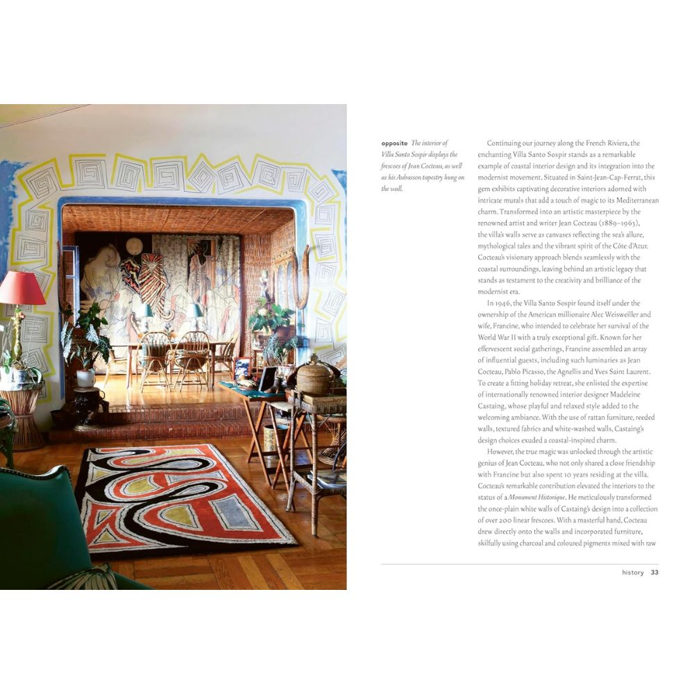 סלון צבעוני המעוצב בסגנון החוף של Fine Lab Home כולל קירות מעוצבים, אמנות ועיצוב אקלקטי, המשלב עיצוב פנים בסגנון חוף הים עם פינת אוכל ושולחן הנראים ברקע.