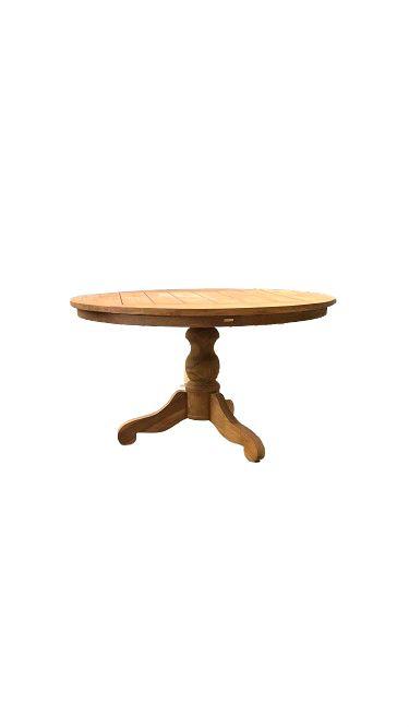 שולחן אוכל עגול-עץ טיק מבית Fine Lab Home מתאפיין בעיצוב עגול מעץ טיק עם בסיס מרכזי ושלוש רגליים מעוקלות, המעניקות לו מראה מסוגנן. מבודד על רקע לבן.