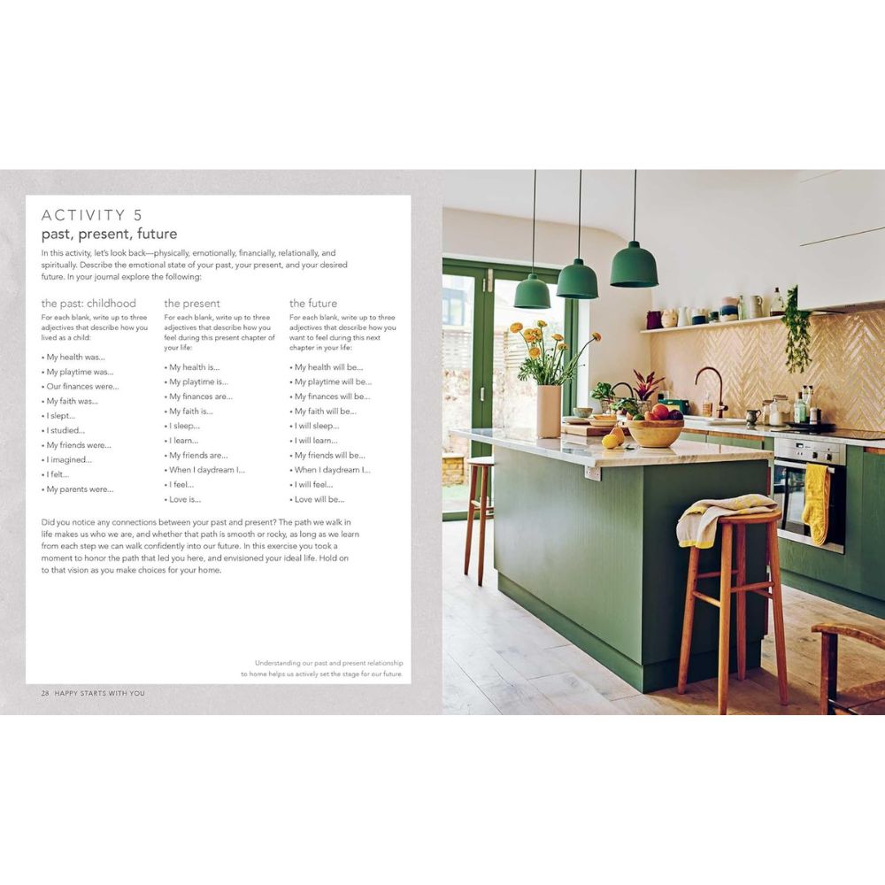 ליד מטבח מודרני, הספר עיצוב Happy Starts at Home מאת Fine Lab Home מראה כיצד עיצוב הבית יכול לשפר את איכות החיים.