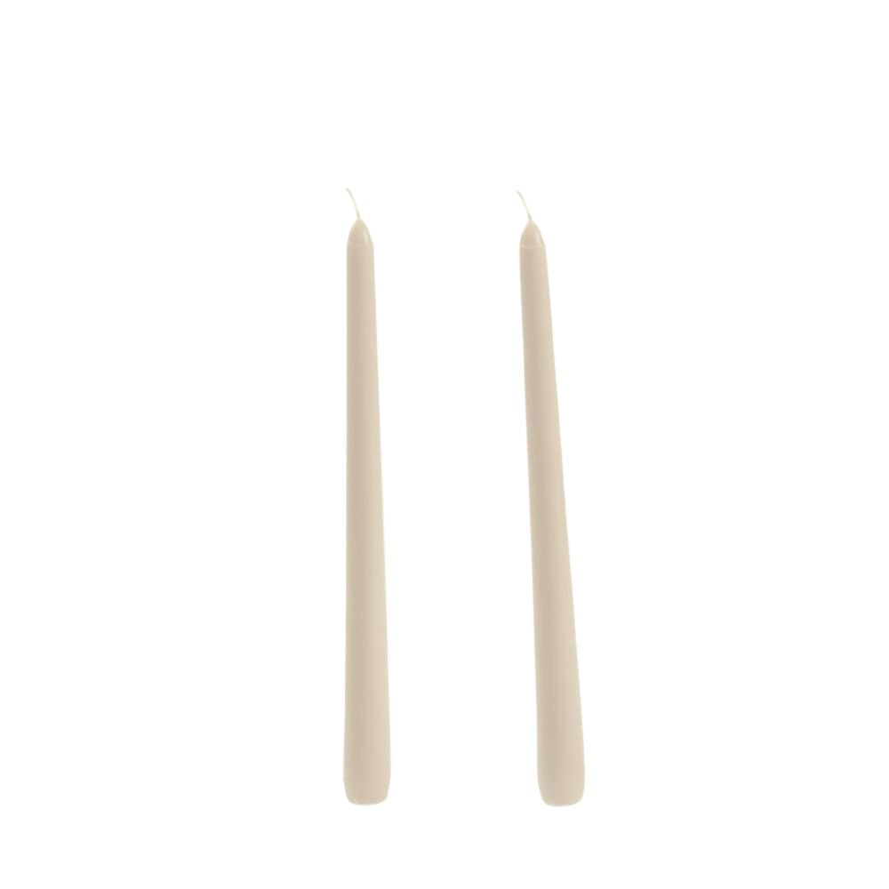 זוג נרות בגוון שמנת מבית Fine Lab Home עומדים זה לצד זה על רקע לבן, מושלמים לשימוש כפמוטים.