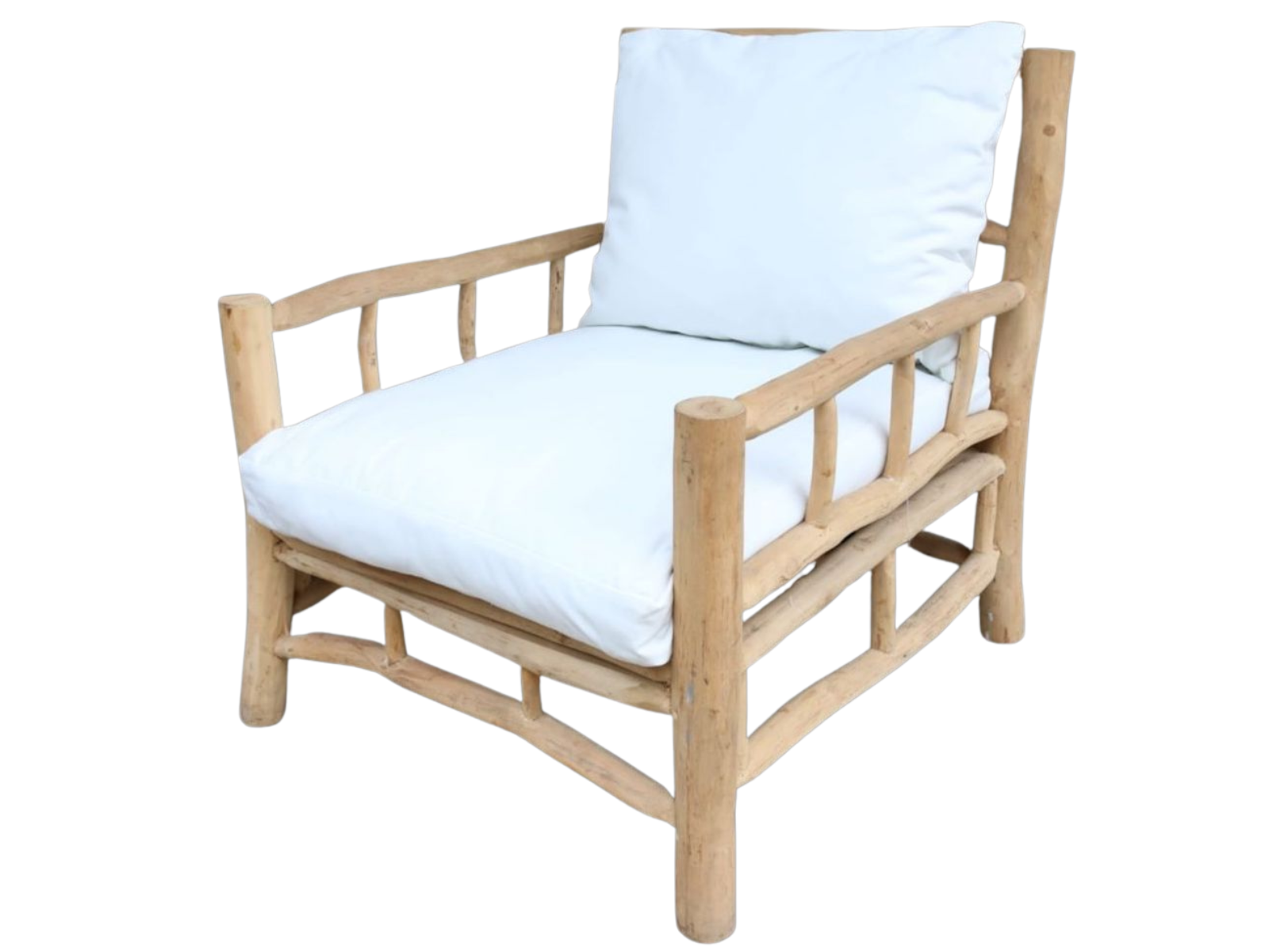 כורסא עץ טיק של Fine Lab Home עם מסגרת טבעית דמוית ענפים וכריות לבנות למושב ולגב, מתאימה כריהוט גן ייחודי.