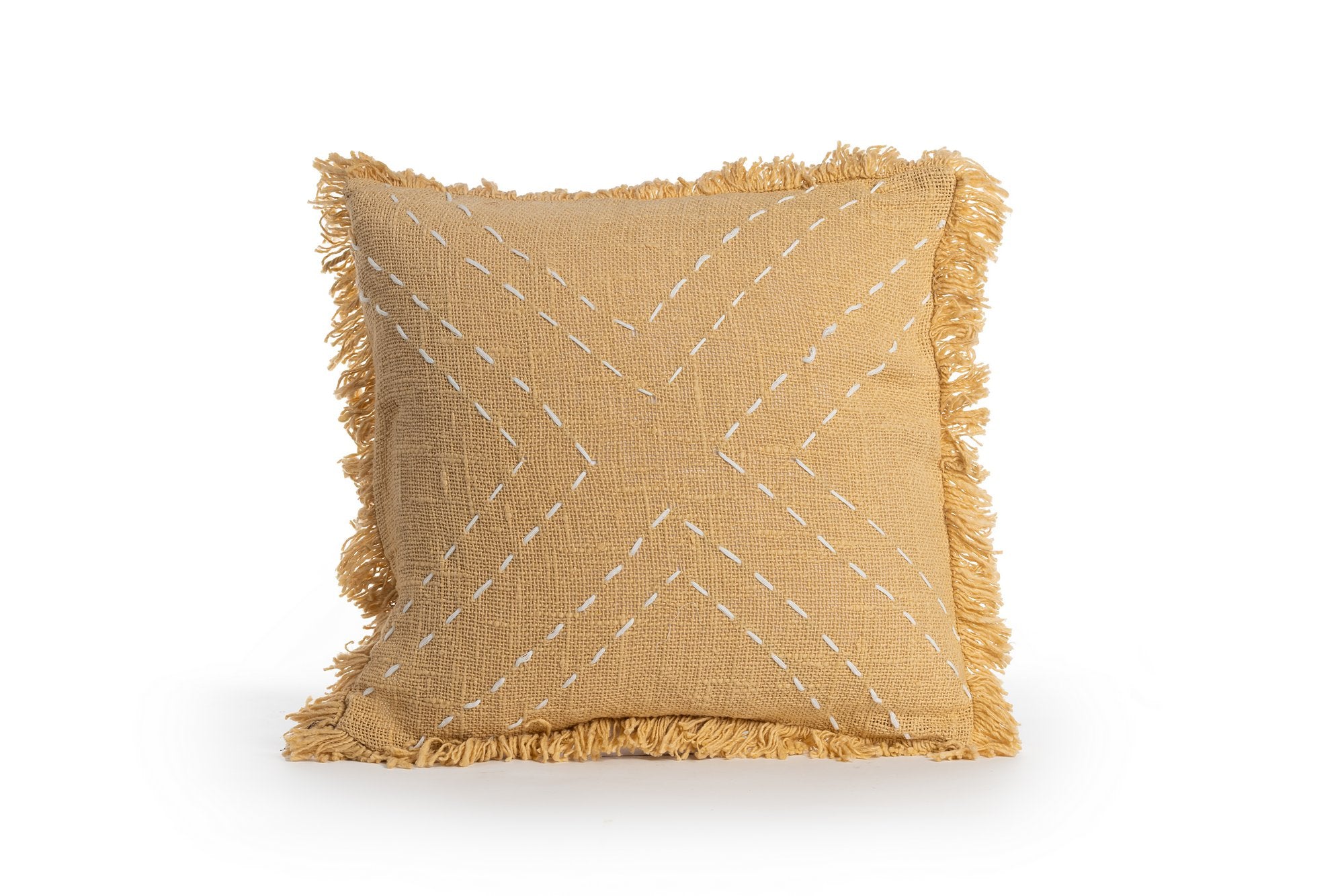 כרית נוי בגוון צהוב חרדל מבית Fine Lab Home עם עיטור X לבן וקצוות פרנזים, מונחת על רקע לבן.