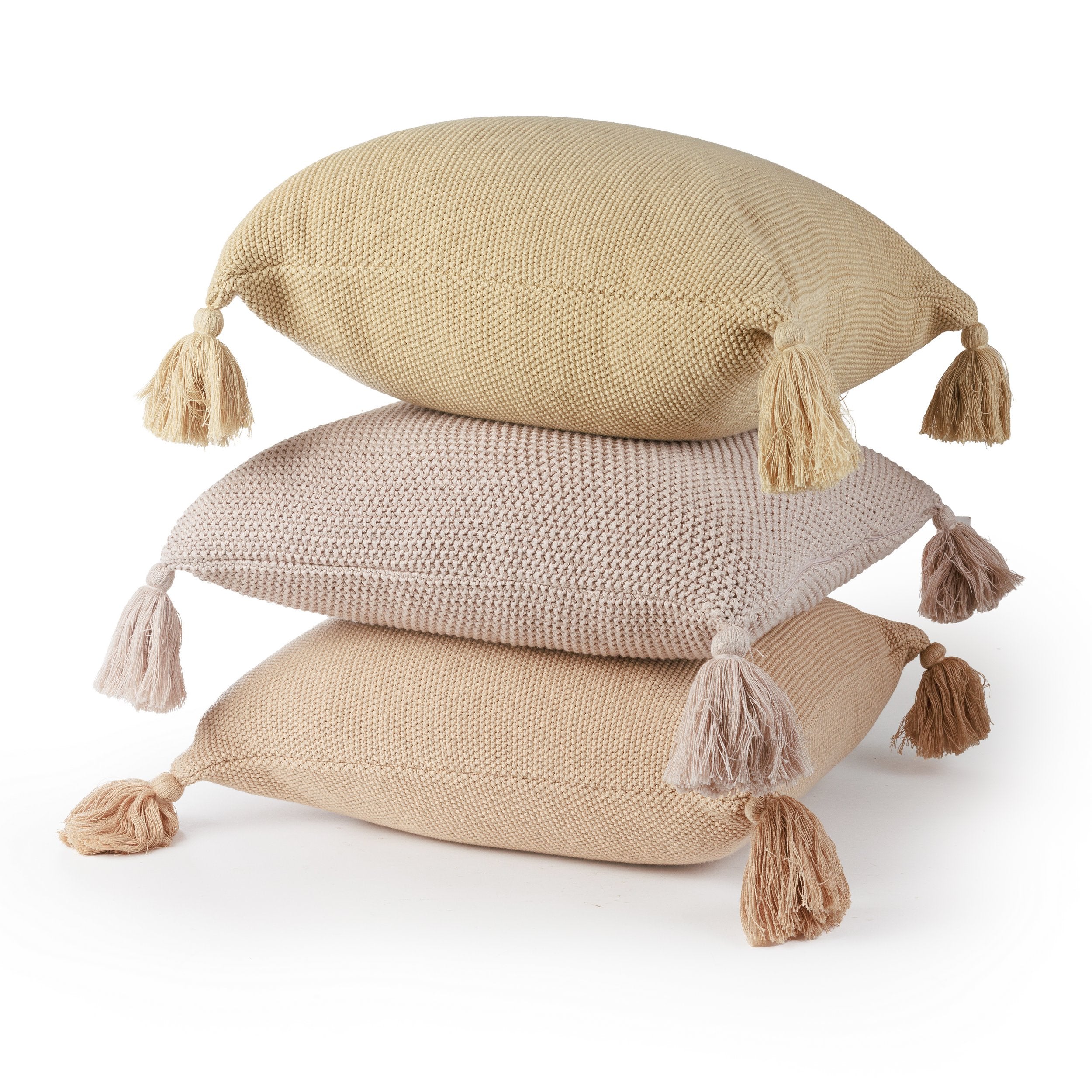 כרית נוי como חול מבית Fine Lab Home — כרית נוי בגוון בז' עם בד כותנה סרוגה וטאסלים בכל פינה, אידיאלית לסלון, מוצגת על רקע לבן.