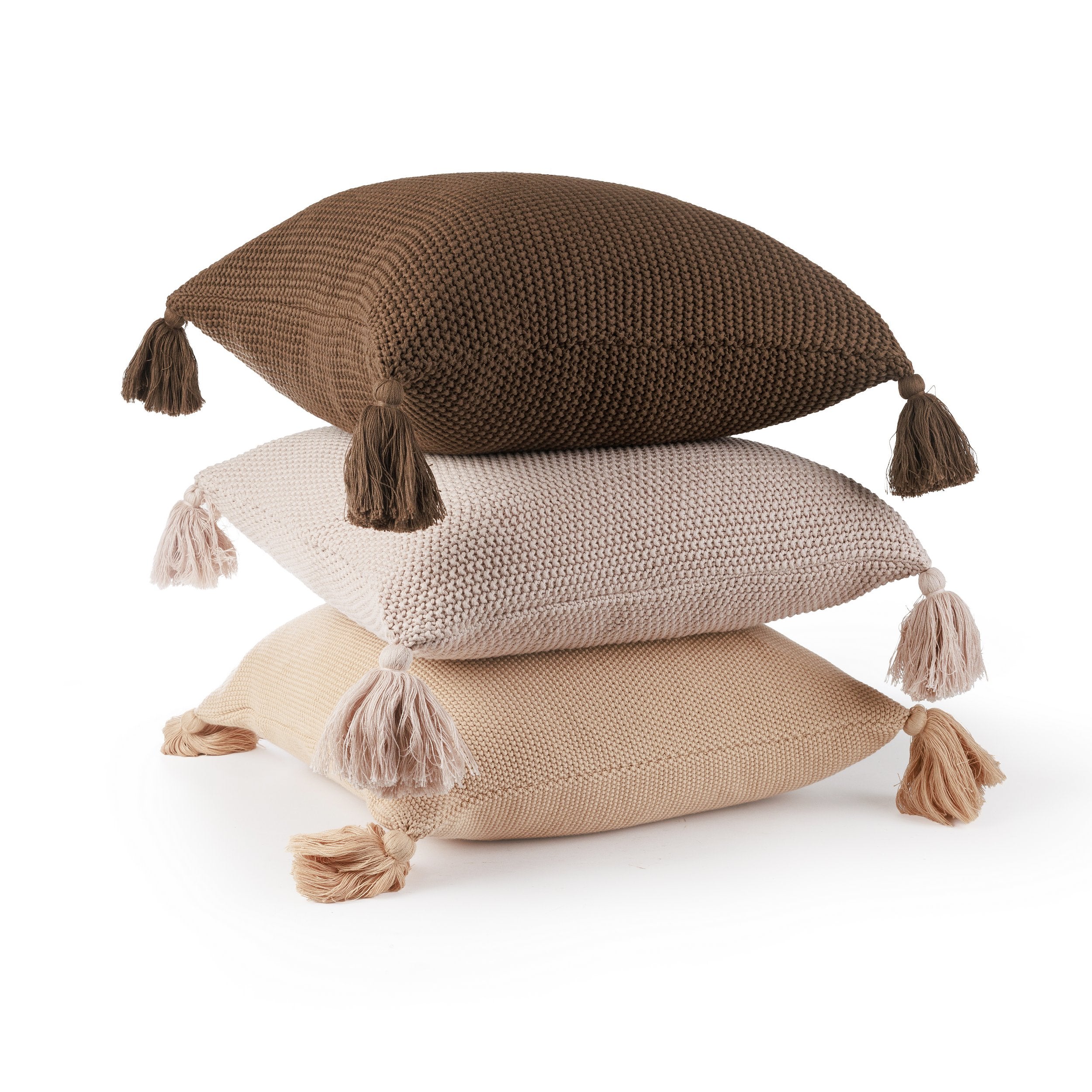 כרית נוי como חול מבית Fine Lab Home — כרית נוי בגוון בז' עם בד כותנה סרוגה וטאסלים בכל פינה, אידיאלית לסלון, מוצגת על רקע לבן.