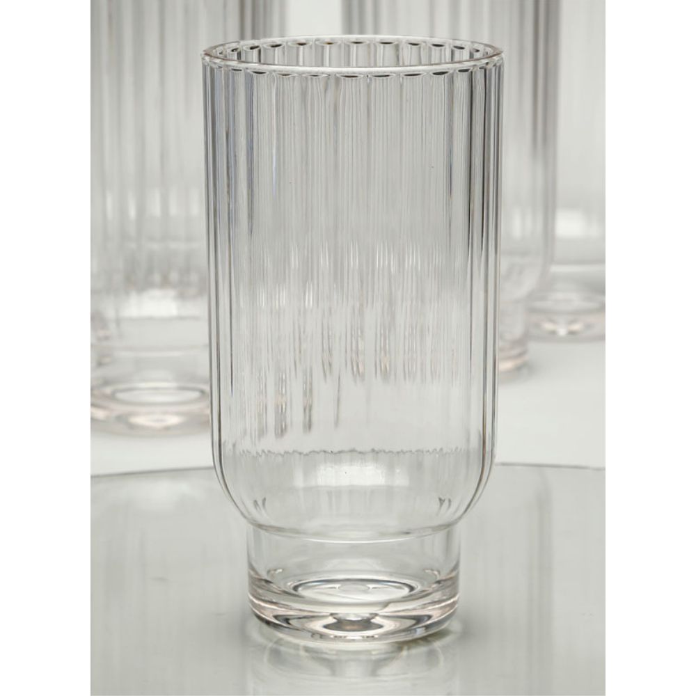 כוס שתייה קרה פוליקרבונט - 650 מ"ל מבית Fine Lab Home, עמידה לשימוש יומיומי עם טקסטורה אנכית, עשויה פוליקרבונט שקוף. הכוס ניצבת על משטח מבריק וברקע נראות כוסות נוספות במראה מטושטש.