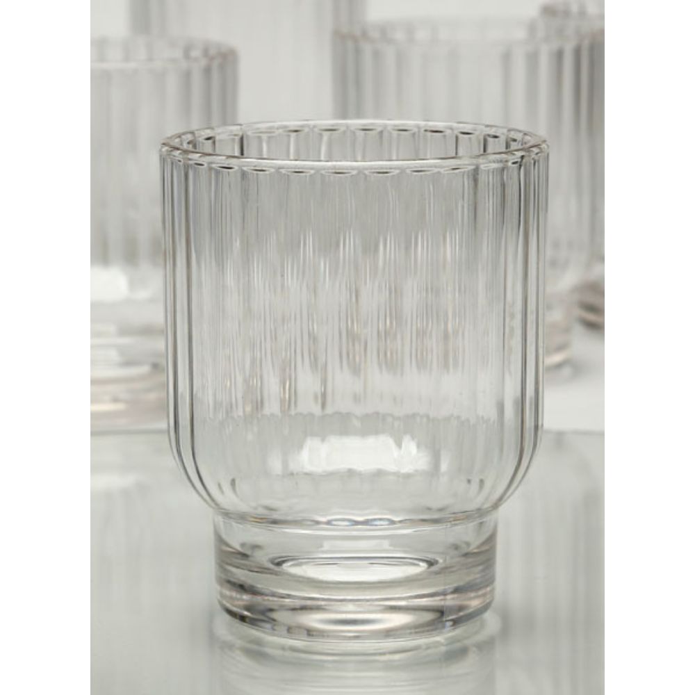 כוס שתייה קרה Fine Lab Home כוס שתייה קרה פוליקרבונט - 500 מ״ל מונחת על משטח מחזיר אור, עם כוסות נוספות המטושטשות קלות ברקע.