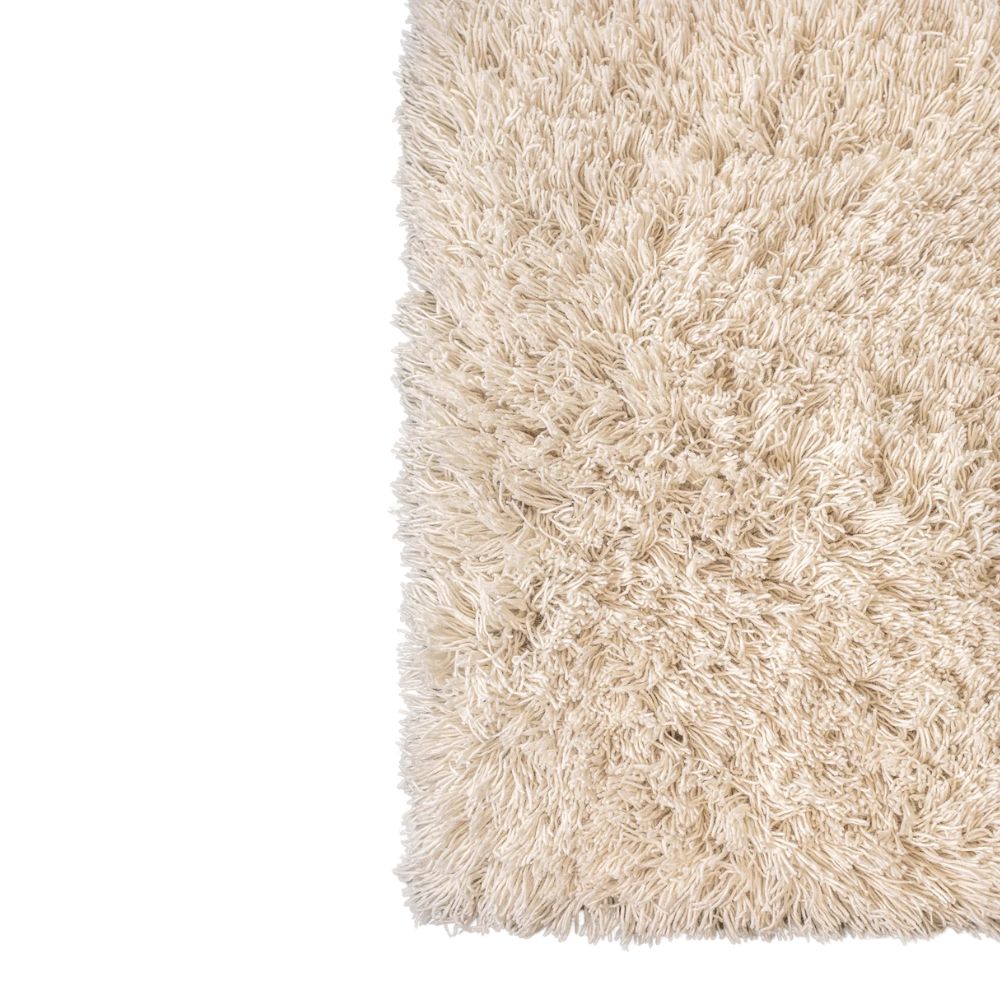 תצוגה מקרוב של פינת השטיח השאגי בז' מבית Fine Lab Home — שטיח שאגי בז' יוקרתי לסלון — על רקע לבן.