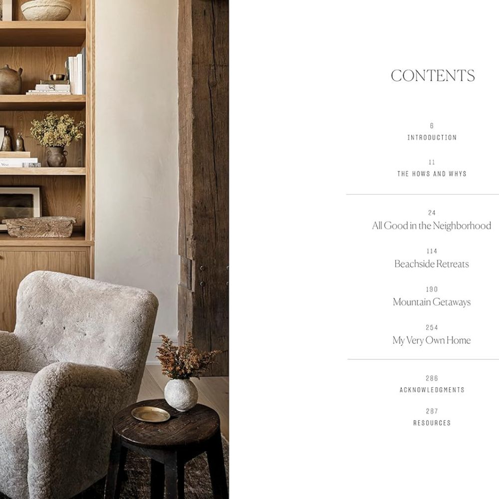 פינת קריאה נעימה עם כורסה רכה, שולחן צד מעץ ומדפים מהדהדת את עיצוב הפנים של אמבר לואיס, לצד תוכן העניינים המינימליסטי מתוך ספר העיצוב Call It Home של Fine Lab Home.