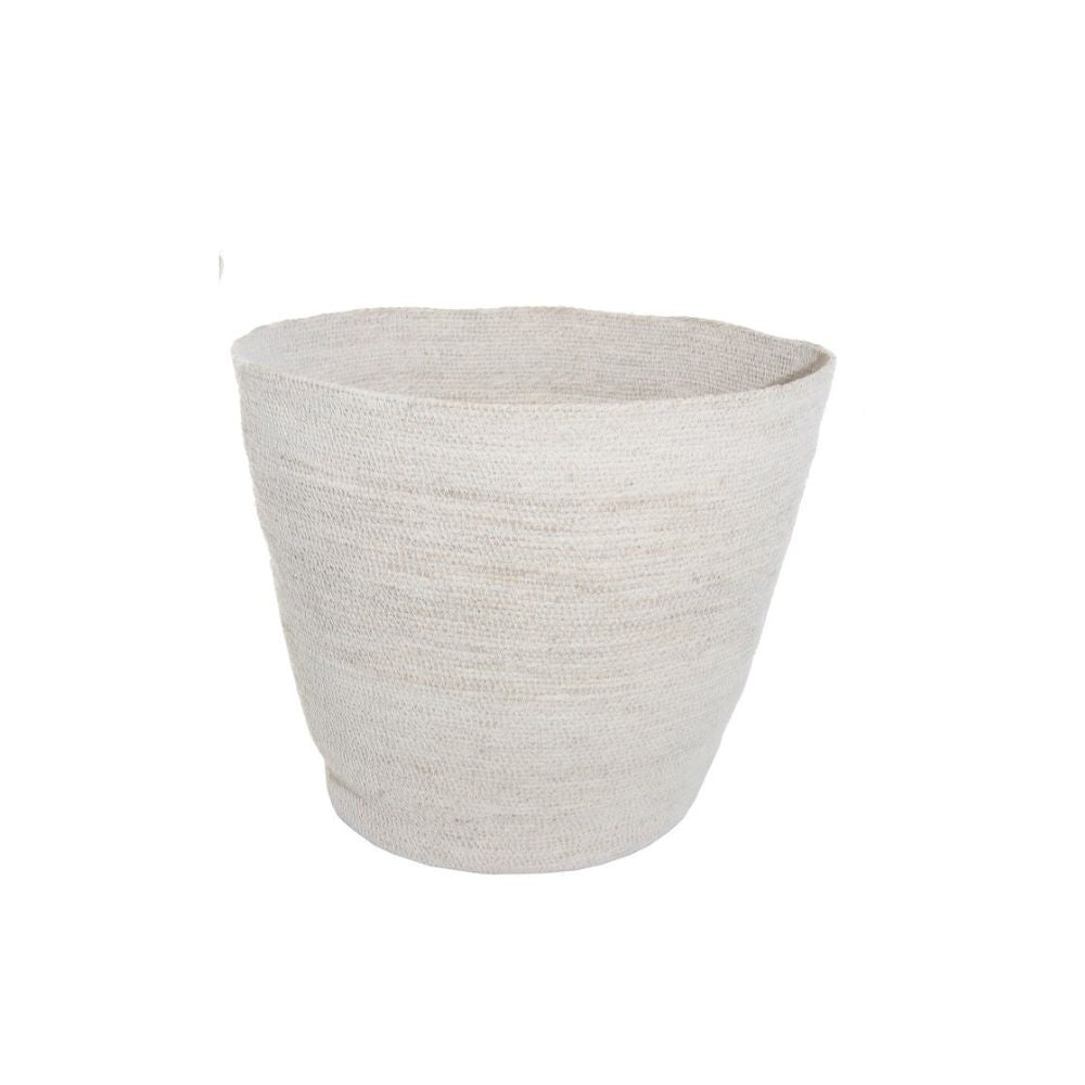 סל אחסון עשב ים לבן - שלושה גדלים מבית Fine Lab Home הוא סל קל בצבע בז' בהיר עם פתח רחב ודפנות מחודדות, עשוי מעשב ים טבעי ומוצג על רקע לבן.