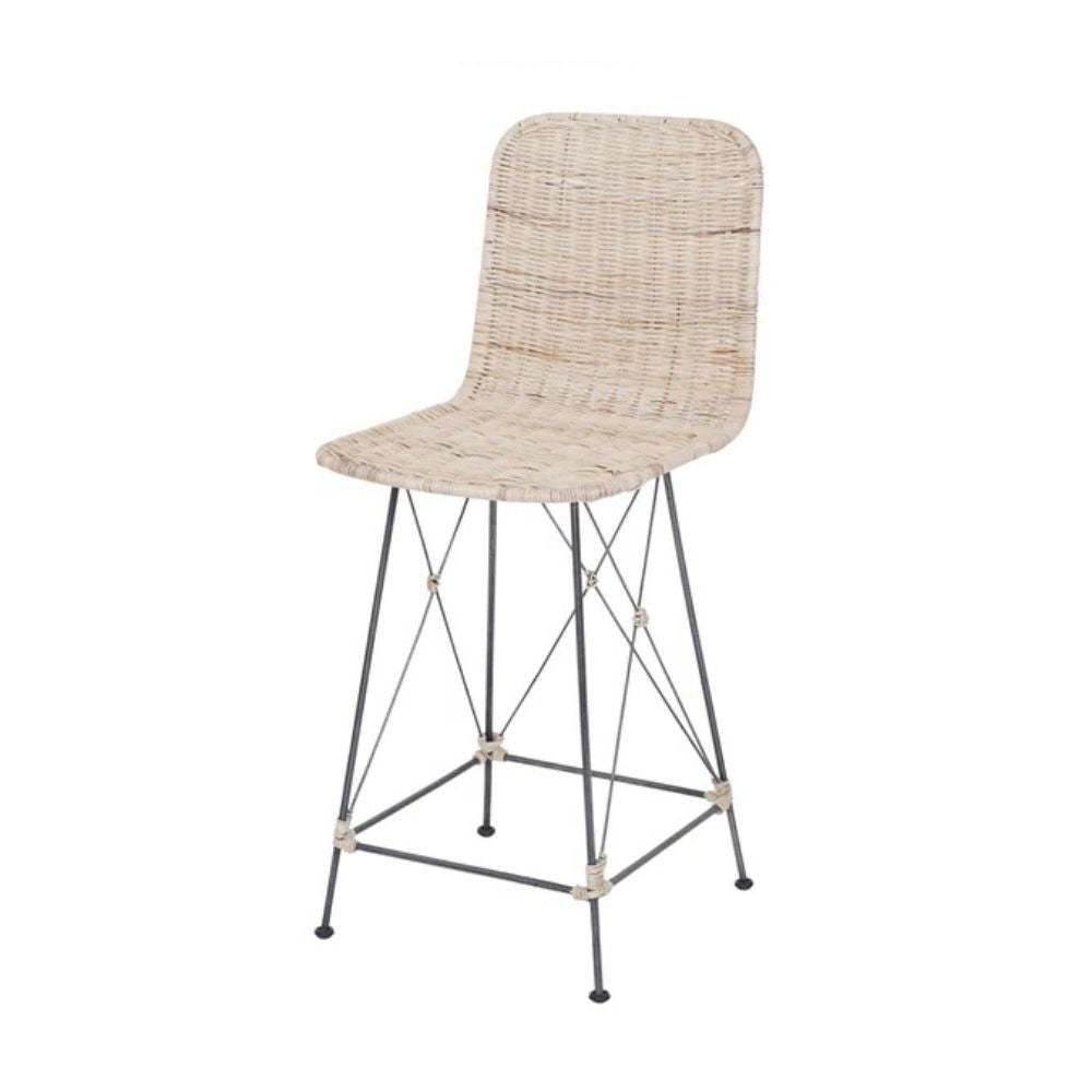 הכיסא בר ראטן אמיתי רגלי מתכת מבית Fine Lab Home משלב גב גבוה, רגלי מתכת ומשענת לרגליים בגימור טבעי ומינימליסטי—מושלם כאי מטבח או לישיבה אופנתית בכל חלל.