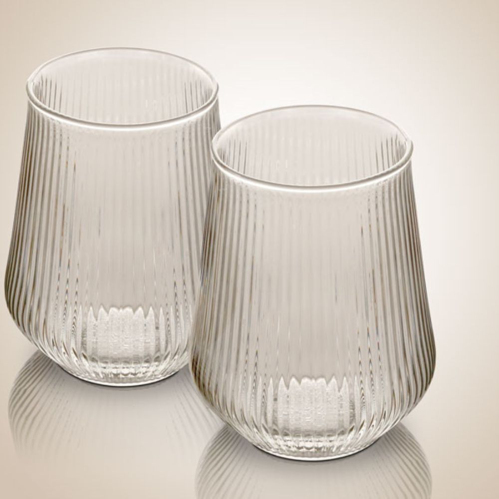 זוג כוסות זכוכית 450 מ"ל של Fine Lab Home עם טקסטורה ייחודית, מוצבות זו לצד זו על רקע נייטרלי – מושלמות להגשת משקאות חמים.