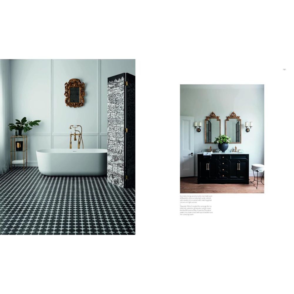 משמאל: חדר אמבטיה מודרני עם אמבטיה עומדת, רצפה בשחור-לבן, צמחים ואביזרים מוזהבים לעיצוב הבית. מימין: כיור כפול עם ארונות שחורים ומראות מוזהבות, בהשראת רגעי העיצוב של Fine Lab Home בבית.