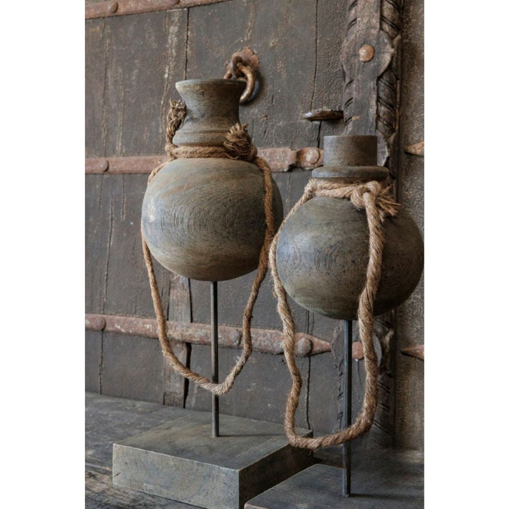שני כדורים דקורטיביים על מעמד מתכת משדרים קסם כפרי, עם חבל טבעי בעיצוב מעודן מבית Fine Lab Home — כד דקורטיבי על מעמד מתכת בשני גדלים.