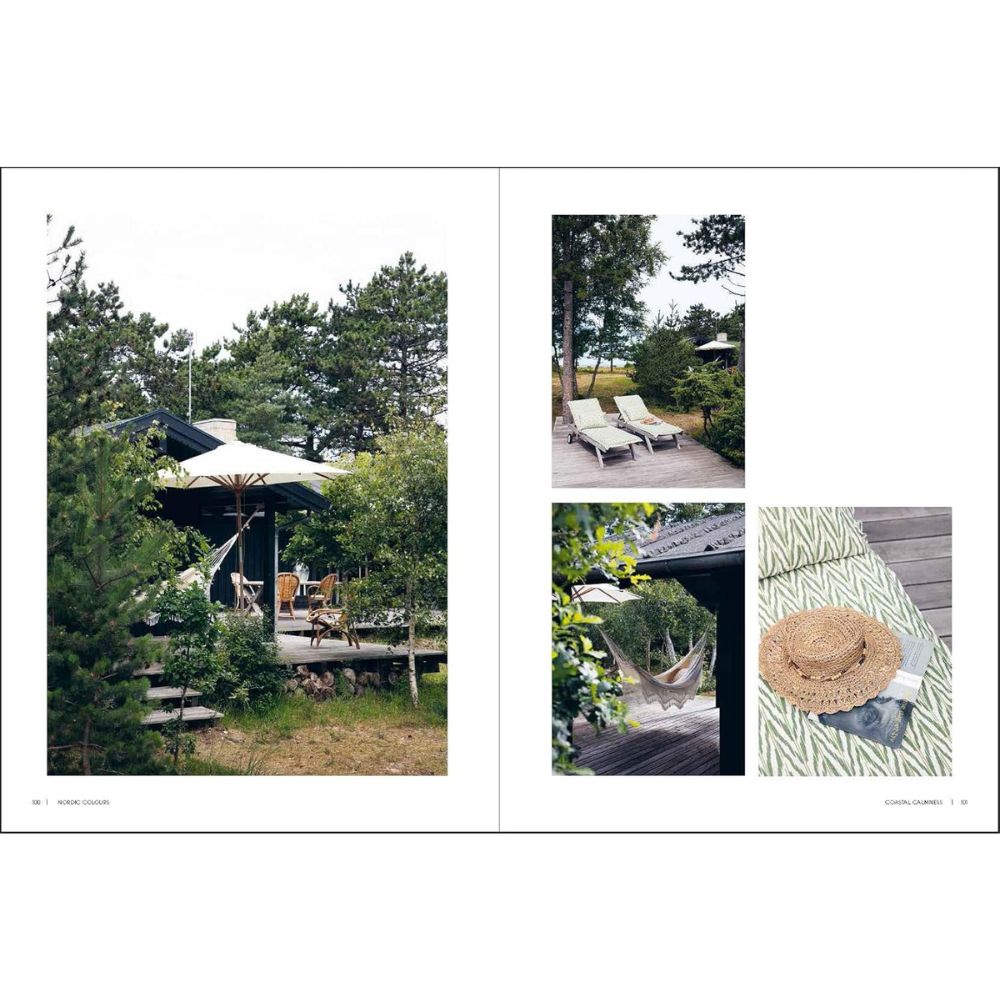 פינת ישיבה חיצונית עם שמשייה וכסאות נוח על דק עץ, מוקפת עצים, עם ערסל וכובע קש על בד מעוצב. בהשראת צבעי נורדיים מתוך ספר העיצוב Fine Lab Home ספר עיצוב nordic colours.