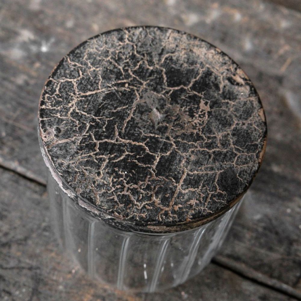 צנצנת הזכוכית הפסים עם מכסה העץ של Fine Lab Home - שני גדלים מונחת על משטח עץ כפרי, והזכוכית הפסים והמכסה העץ שלה מוסיפים קסם וינטג' לעיצוב המטבח שלכם.