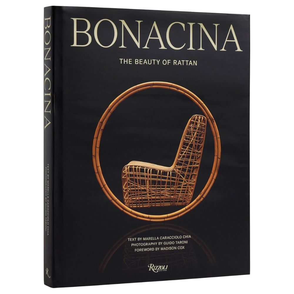 ספר עיצוב bonacina מבית Fine Lab Home מציג כיסא רטן במסגרת עגולה על רקע שחור ומדגיש את מורשת בונצ'ינה בריהוט רטן ובעיצוב איטלקי על-זמני.