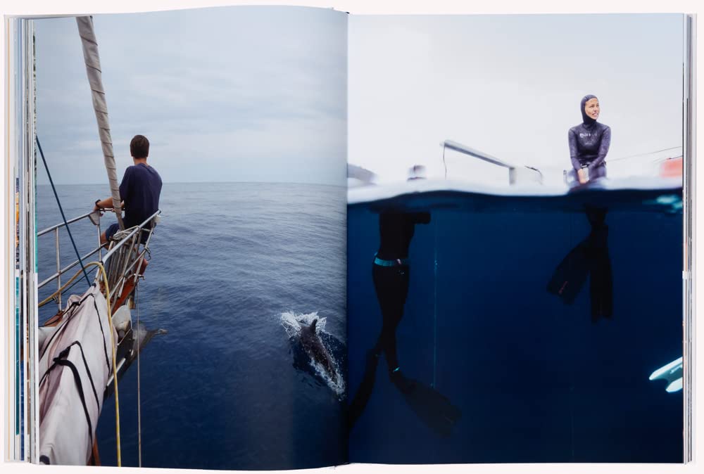 The Fine Lab Home ספר עיצוב boatlife הוא ספר בכריכה קשה המציג את החיים על סירות מפרש ליד איים סלעיים — בחירה אידיאלית לחובבי הים.