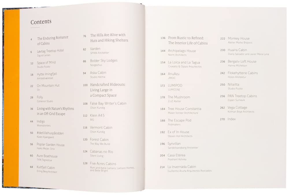 בקתה עץ מודרנית הניצבת על צוק מיוער משקיפה על הים. הכיתוב על הכריכה: "ספר עיצוב cabin fever" מאת Fine Lab Home — חובה לכל חובבי הבקתות המחפשים בקתות, צריפים ומקומות מסתור קסומים.