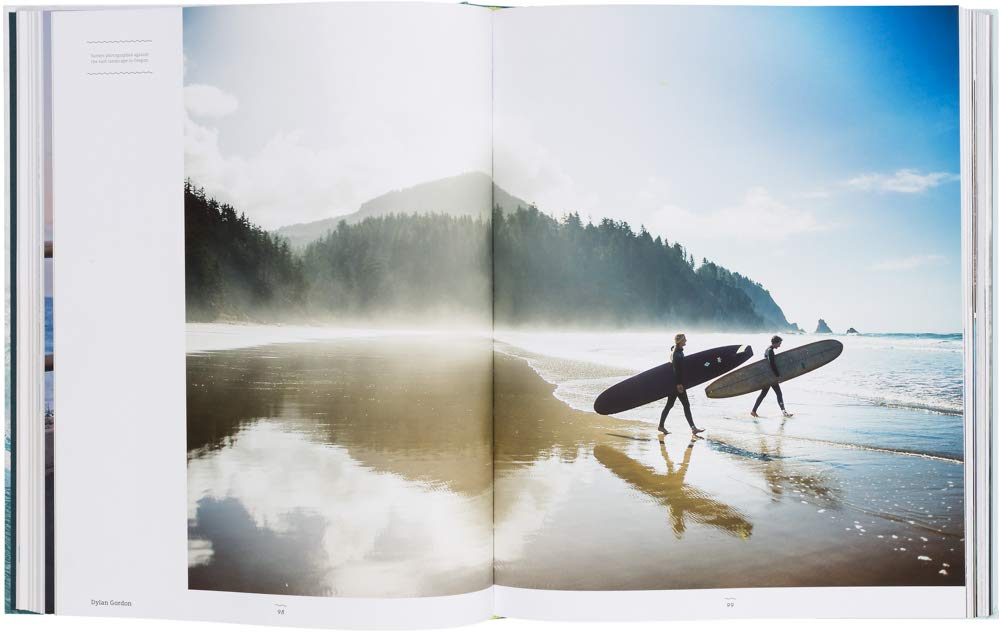 שני אנשים עם גלשנים הולכים לאורך חוף חולי ומבריק תחת שמיים בהירים, מעוררים את האווירה של ספר העיצוב Surf Odyssey מאת Fine Lab Home וחוגגים את תרבות הגלישה.