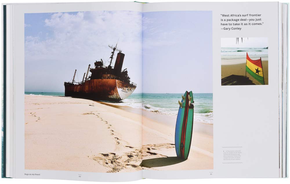ספינה חלודה טרופה מונחת על חוף חולי; שני גלשנים צבעוניים עומדים זקופים בחול. בתמונות המוכנסות נראים דגל גאנה עם גלשן וציטוט מתוך Surf Odyssey. מוצר: ספר עיצוב surf odyssey מאת Fine Lab Home.