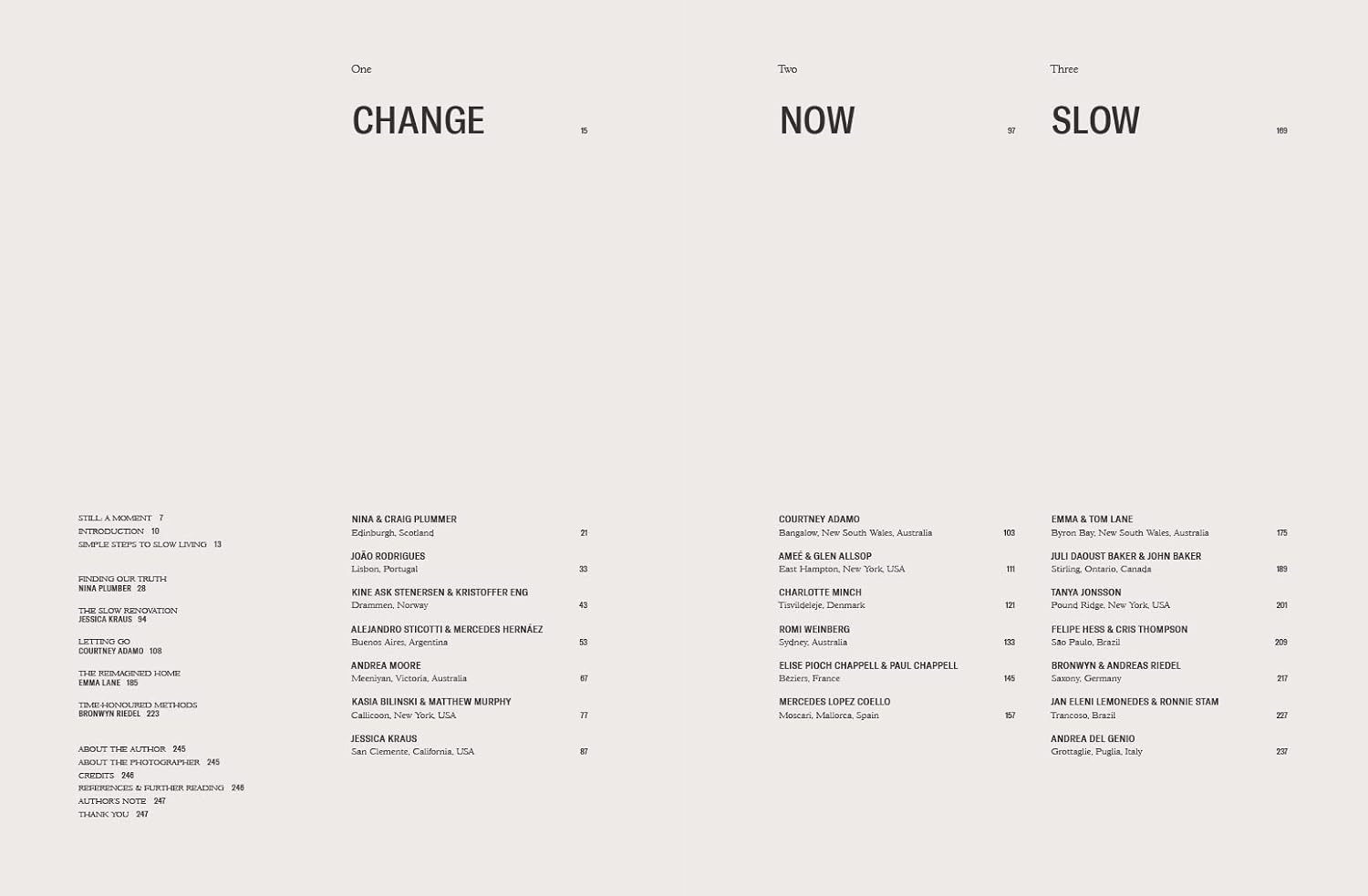 כריכת הספר "ספר עיצוב still the slow home" מאת Fine Lab Home, המציגה חדר כפרי עם קירות אבן, חלונות גדולים, תנור שחור וריהוט עץ מינימליסטי — דוגמה מעוררת השראה לעיצוב איטי ולחיים שלווים.