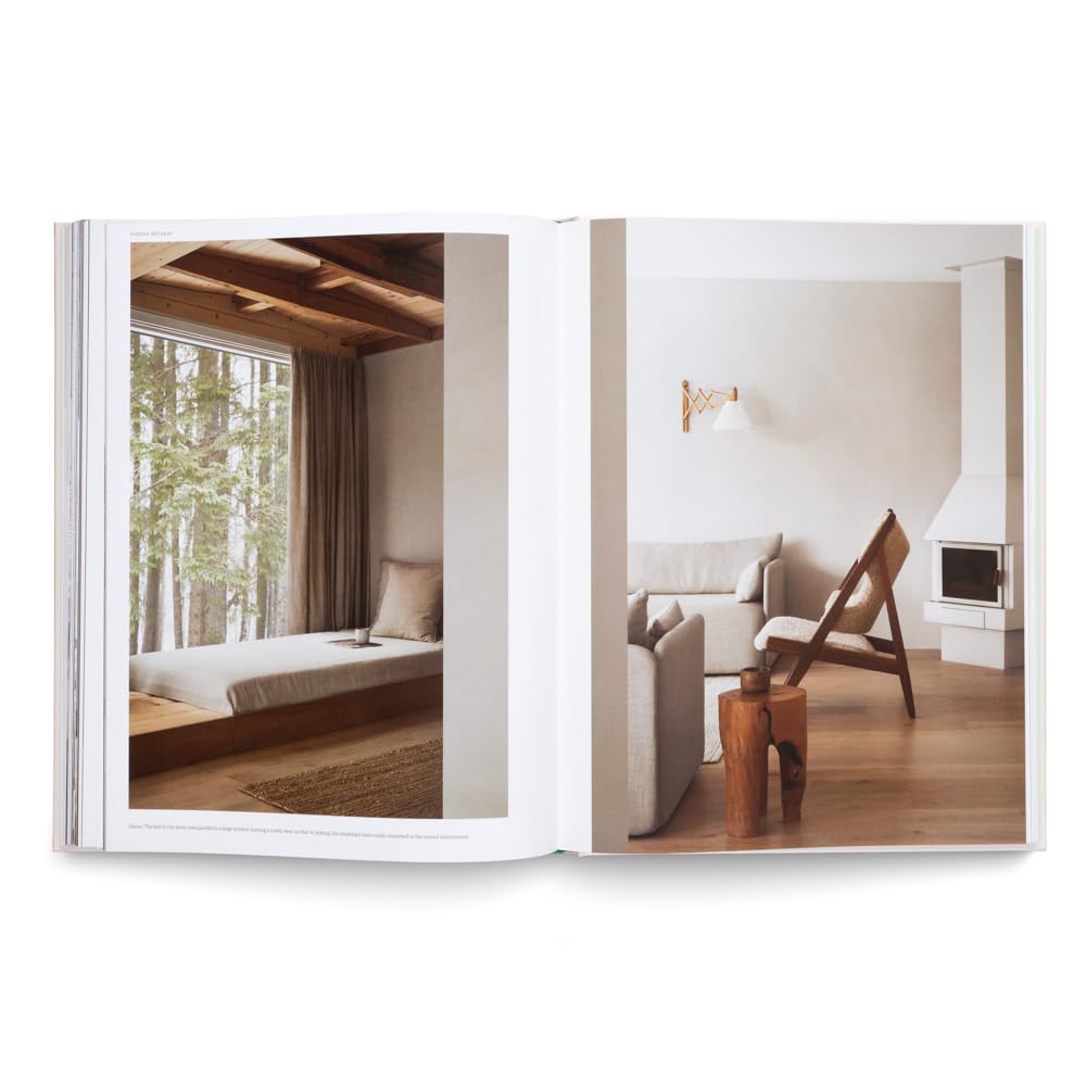 ספר העיצוב The Nordic Home מבית Fine Lab Home מציג חדר אוכל סקנדינבי עם ריהוט עץ, יצירות קיר וחלונות גדולים, ומשקף עיצוב סקנדינבי ומינימליזם.