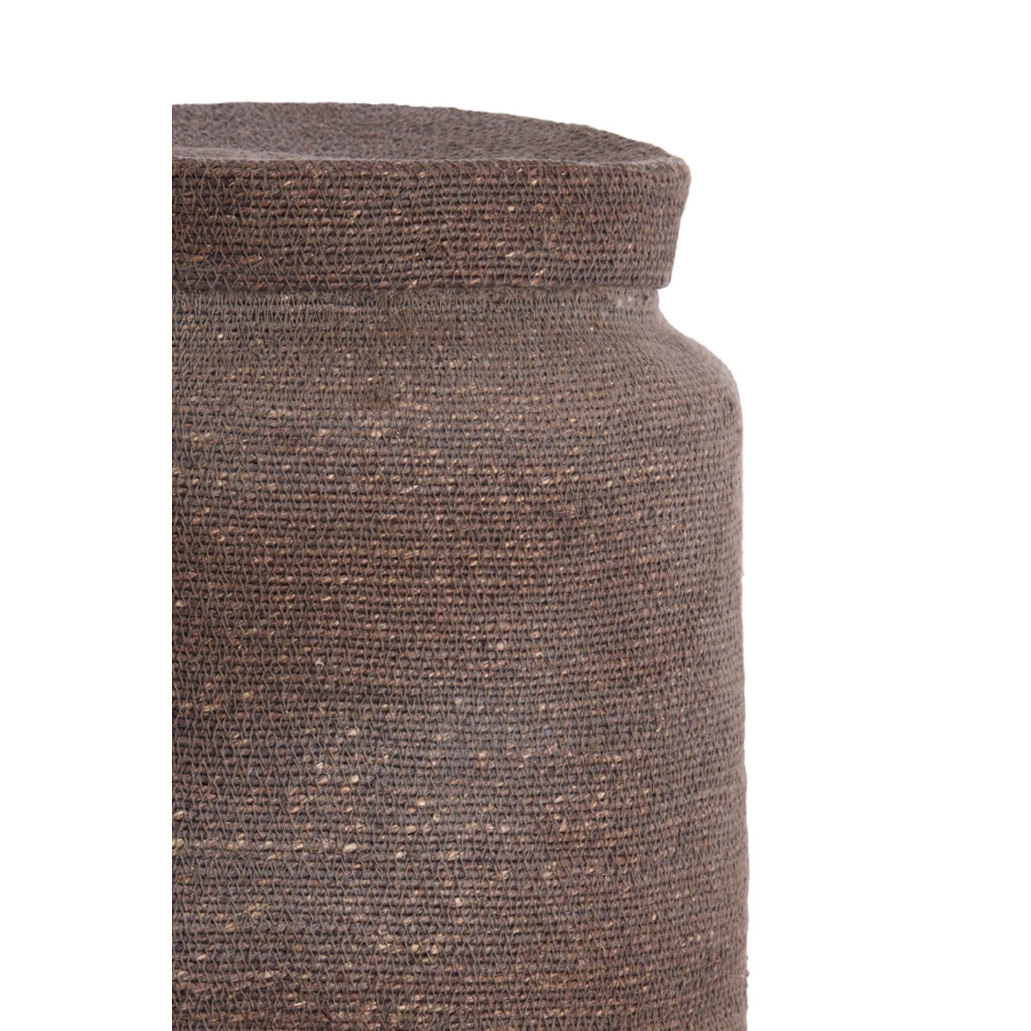 תקריב של Fine Lab Home סל קש עם מכסה - חום כהה, סלסלה חומה אובלית עם מכסה תואם, מוצגת על רקע לבן.