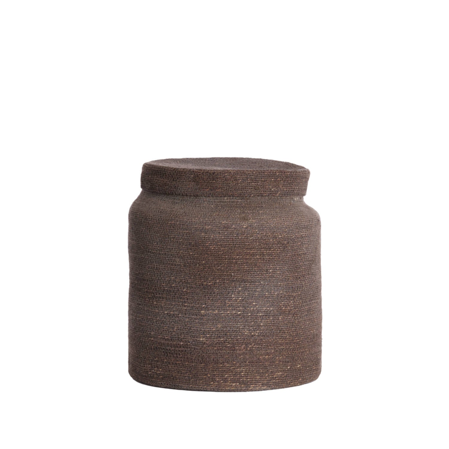 Fine Lab Home סל קש עם מכסה - חום כהה: סל סיגרס גלילי עם מכסה שטוח תואם, אידיאלי כסל אחסון מעוצב. מוצג על רקע לבן.