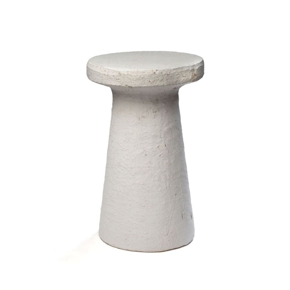 השולחן הלבן הגבוה "מיקונוס" של Fine Lab Home הוא שולחן דקורטיבי גלילי בצבע לבן, בעל משטח עליון עגול ורחב ובסיס צר, בגימור מחוספס — מושלם כשולחן צד לסלון.