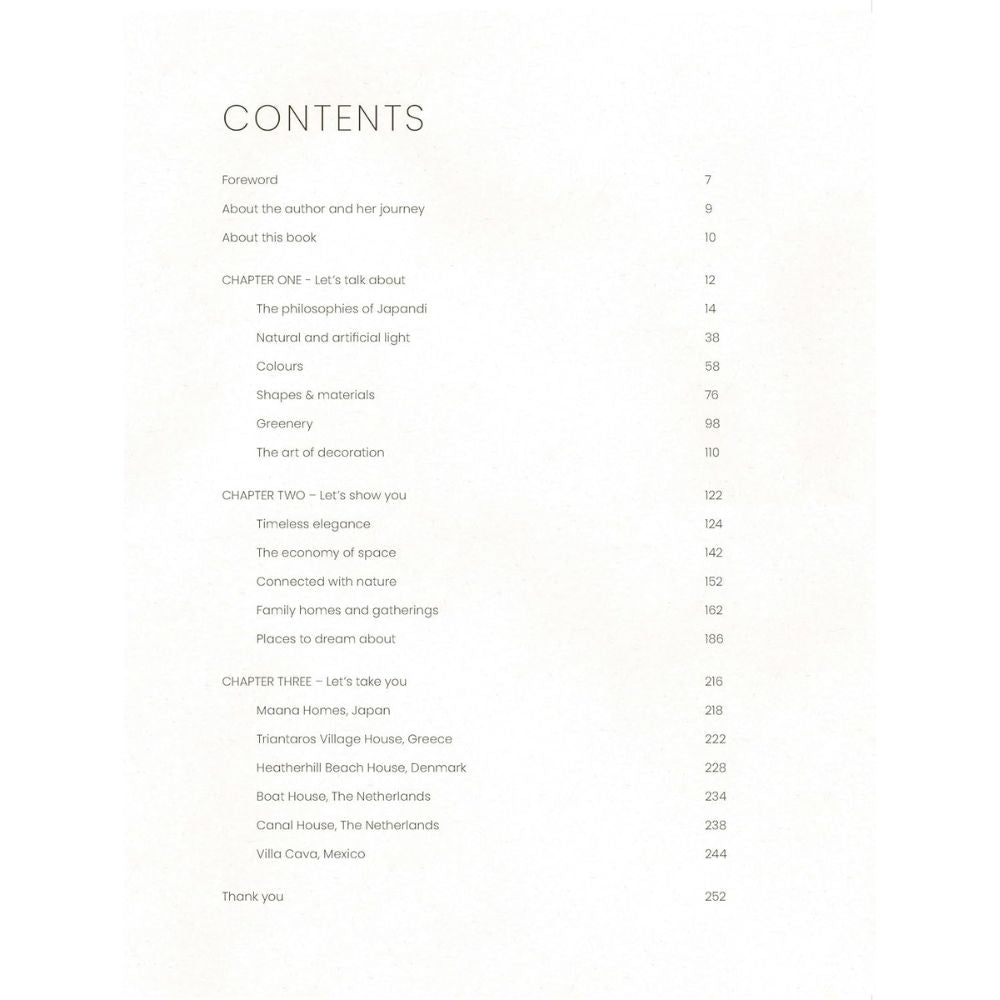 תוכן העניינים בספר עיצוב Japandi מאת Fine Lab Home מפרט פרקים על השפעות Japandi, פילוסופיה יפנית, חומרים, צמחייה, קישוט ובתי מגורים נבחרים ברחבי העולם — כולם עם מספרי עמודים.