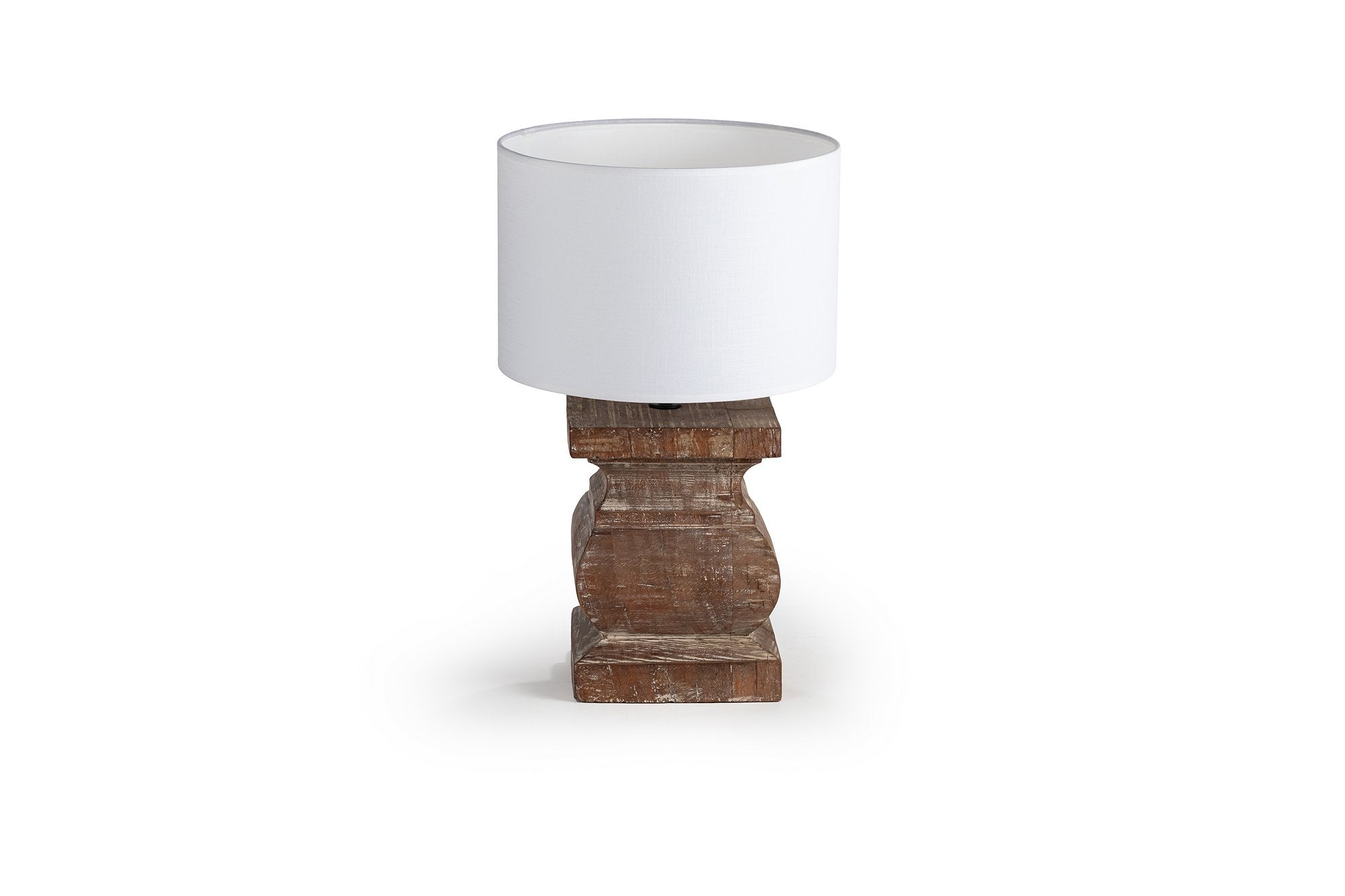 מנורת שולחן מעץ עם אהיל בד מבית Fine Lab Home, בעיצוב כפרי ובסיס עץ מלא, מצולמת על רקע לבן.