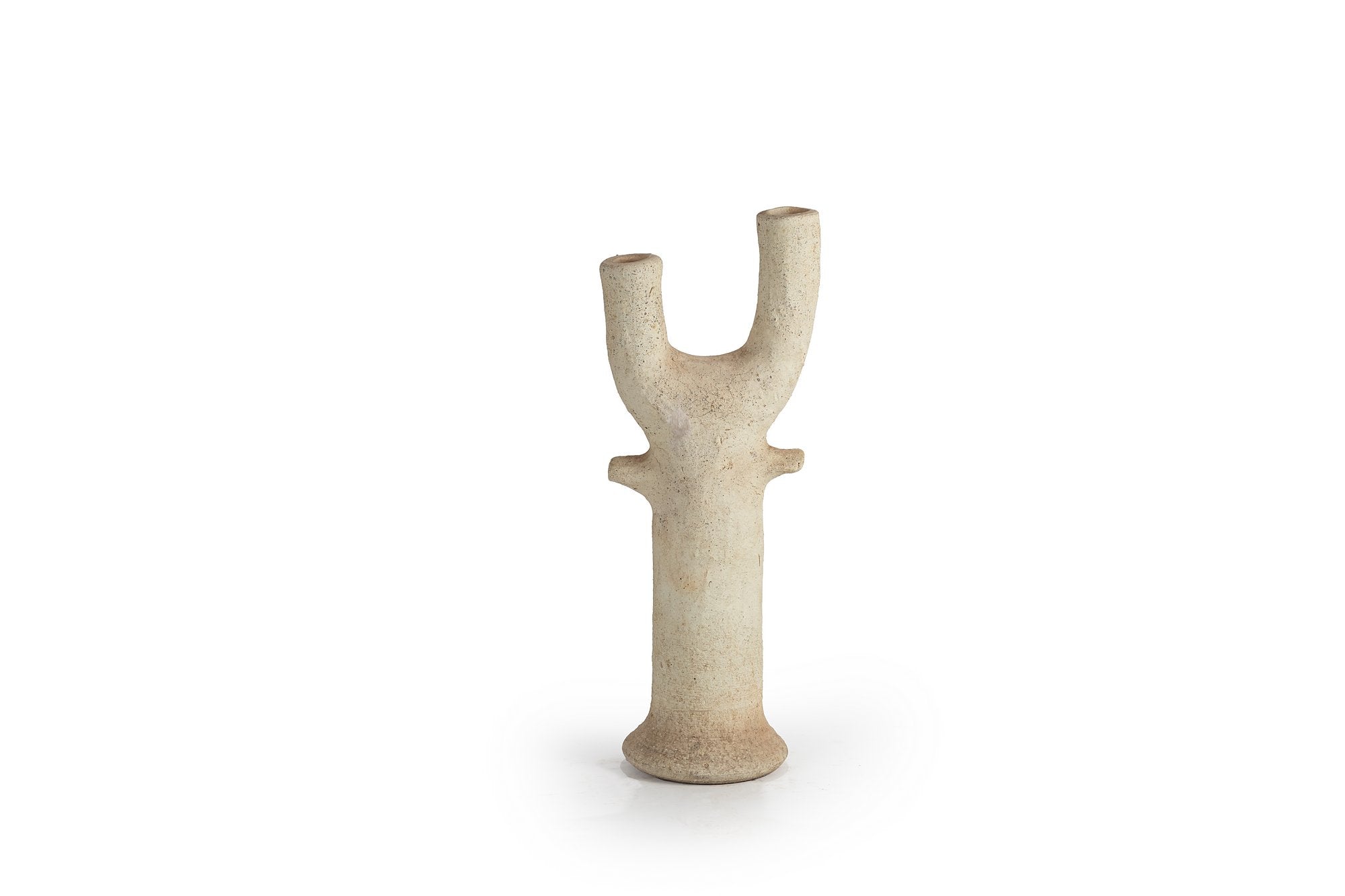 פמוט מרקש קרמי בעבודת יד של Fine Lab Home, בגוון בז', עם שני רגליים חלולות מחוברות למעלה, מוצג על רקע לבן.