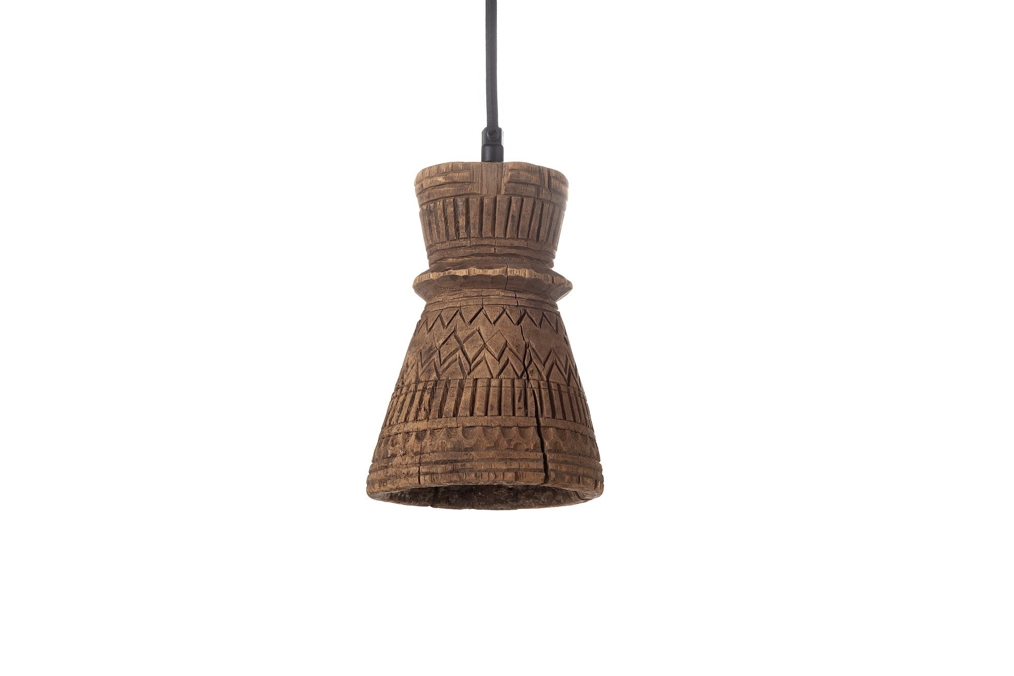 גוף תאורה מעץ של Fine Lab Home עם גילופים גיאומטריים עדינים, תלוי על חוט שחור מול רקע לבן.