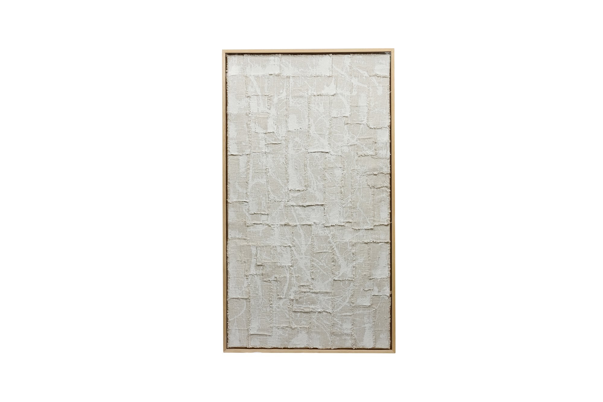 אומנות קיר - Woven White של Fine Lab Home כולל מסגרת מלבנית עם טלאים לבנים מרקמים וחופפים על רקע ניטרלי ומסגרת עץ, המוצגת באלגנטיות על רקע לבן.