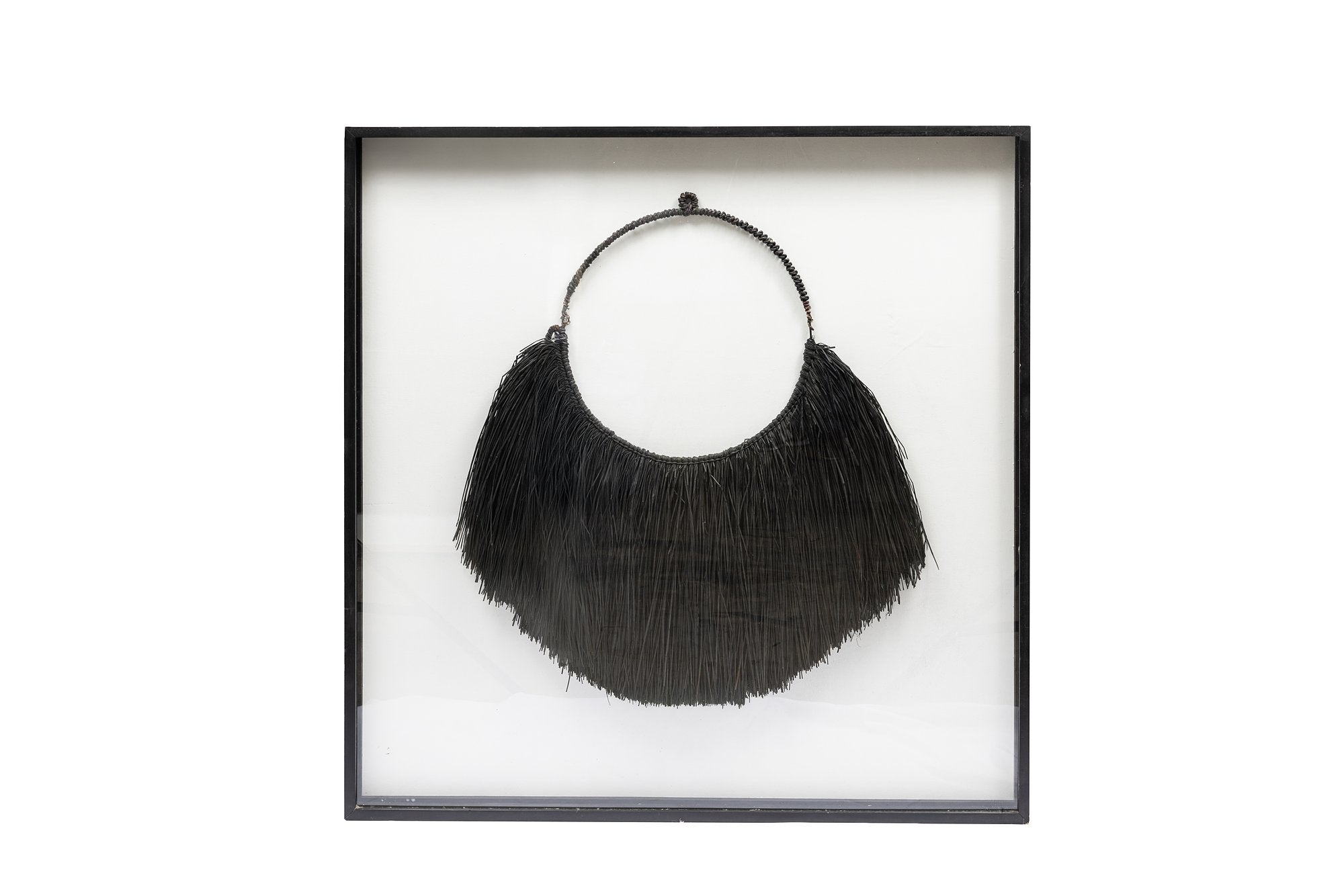 Tribal Elegance מבית Fine Lab Home: שרשרת גדולה עם שוליים שחורים (פריט טקסטילי מסורתי), עגולה וממוסגרת על רקע לבן, מושלמת כקישוט אמנות קיר ייחודי.