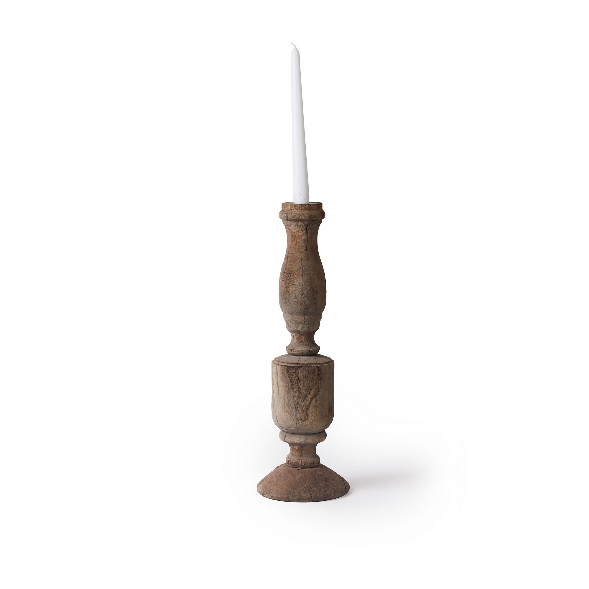 פמוט מעץ מגולף מבית Fine Lab Home עם נר גבוה ולבן בצורת טייפר, הניצב זקוף על רקע לבן ונקי.