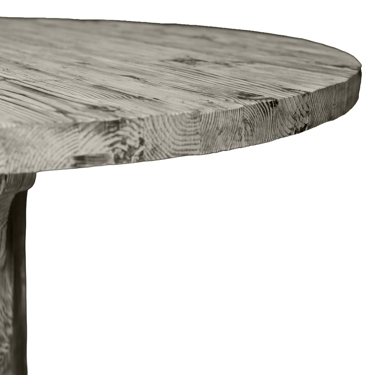 תקריב של קצה שולחן אוכל עגול בסגנון כפרי – שולחן אוכל עגול מעץ אורן מבית Fine Lab Home, המיוצר מעץ אורן מלא ומבליט את טקסטורת העץ הייחודית שלו על רקע לבן ונקי.