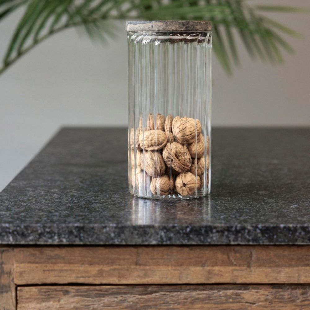 צנצנת זכוכית מפוספסת עם מכסה עץ מבית Fine Lab Home, זמינה בשני גדלים, מושלמת כצנצנת למטבח לאחסון אגוזי מלך בקליפתם.