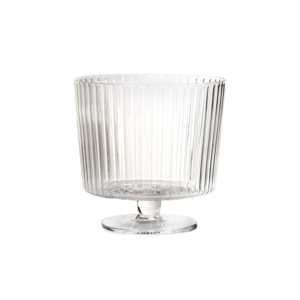 Fine Lab Home קערת הגשה מזכוכית על רגל עם עיצוב פסים אנכיים, בסיס עגול ופתח רחב — מושלמת כקערה דקורטיבית או קערת הגשה, מצולמת על רקע לבן.