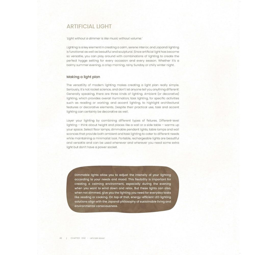 עמוד מתוך הספר "ספר עיצוב Japandi" מאת Fine Lab Home מציג ציטוט, כותרות וטקסט על תוכניות תאורה ותאורה הניתנת לעמעום, כולם על רקע לבן נקי בסגנון מינימליסטי בהשראת עיצוב פנים Japandi.