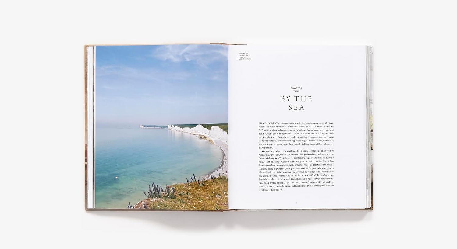 עטיפת הספר "ספר עיצוב sense of place" מאת Fine Lab Home, המציגה פינת אוכל כפרית עם ריהוט מעץ, קירות בהירים, אגרטל עם ענפים ואור טבעי רך. כולל את שם הספר ושמות המחברים.