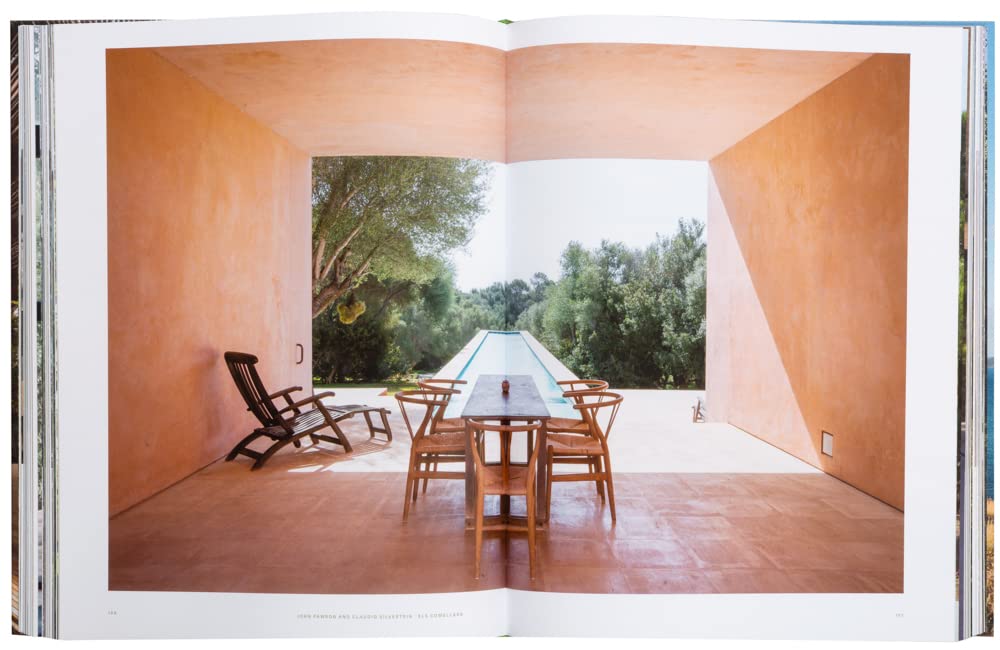 הספר עיצוב sublime hideaways מאת Fine Lab Home מציג פינת ישיבה חיצונית מוארת בשמש עם אדם אחד תחת פרגולה מעץ על הכריכה.