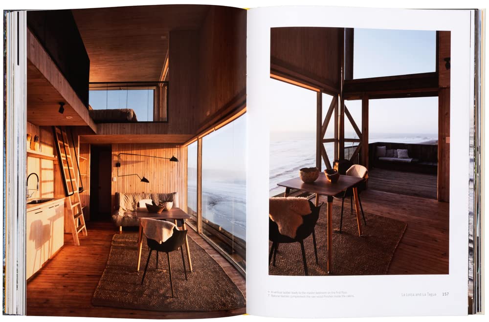 בקתה עץ מודרנית הניצבת על צוק מיוער משקיפה על הים. הכיתוב על הכריכה: "ספר עיצוב cabin fever" מאת Fine Lab Home — חובה לכל חובבי הבקתות המחפשים בקתות, צריפים ומקומות מסתור קסומים.